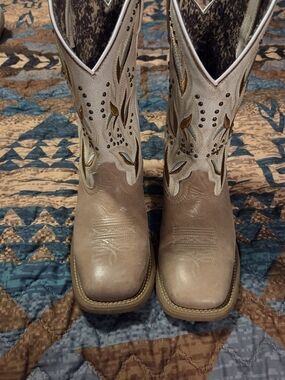 Laredo Cream and Tan Leather Western Boots.